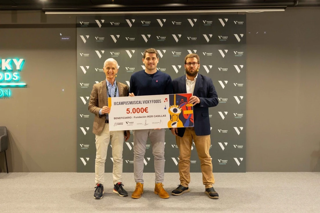 El Campus Musical Vicky Foods de Gandia entrega un donativo de 5000 euros a la fundación de Iker Casillas