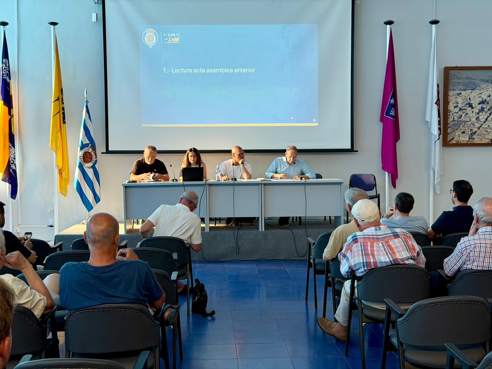 El CF Gandia recibe el respaldo unánime de sus socios en la Asamblea