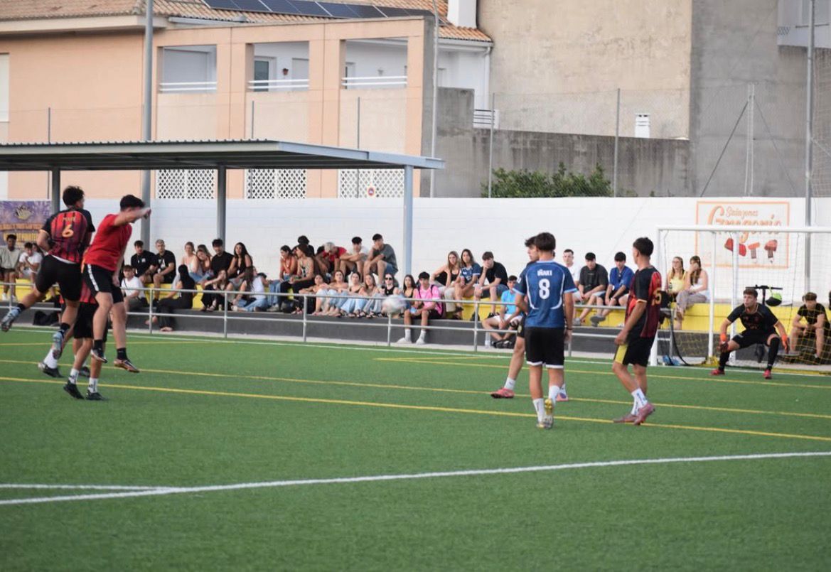 La Liga G8 del Real de Gandia desata la locura veraniega y mueve masas