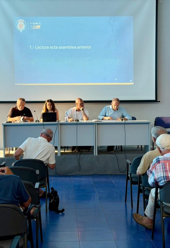 El CF Gandia recibe el respaldo unánime de sus socios en la Asamblea